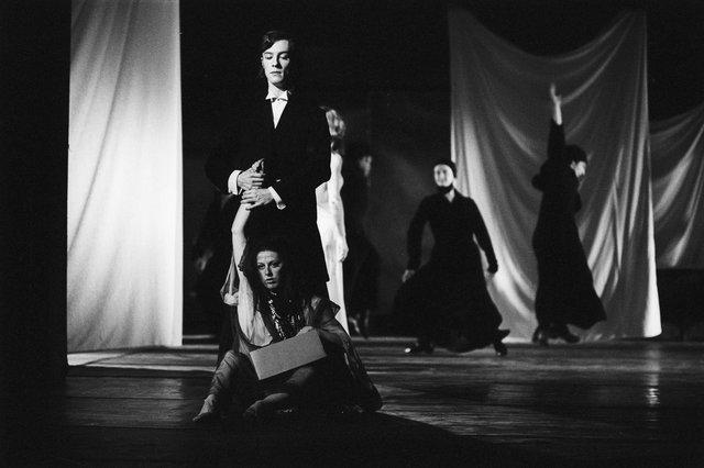 Colleen Finneran-Meessmann dans « Iphigenie auf Tauris » de Pina Bausch avec Tanztheater Wuppertal à l'Opernhaus Wuppertal (Allemagne), 20 avril 1974