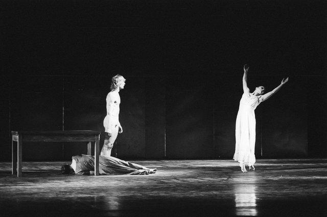 Dominique Mercy et Malou Airaudo dans « Iphigenie auf Tauris » de Pina Bausch avec Tanztheater Wuppertal à l'Opernhaus Wuppertal (Allemagne), 20 avril 1974