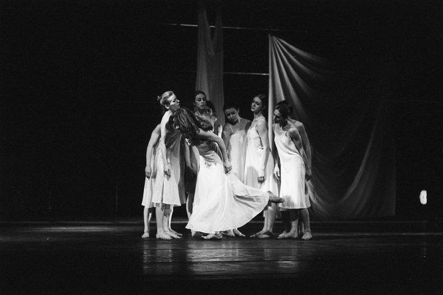 Malou Airaudo und Josephine Ann Endicott in „Iphigenie auf Tauris“ von Pina Bausch im Opernhaus Wuppertal, Spielzeit 1973/74