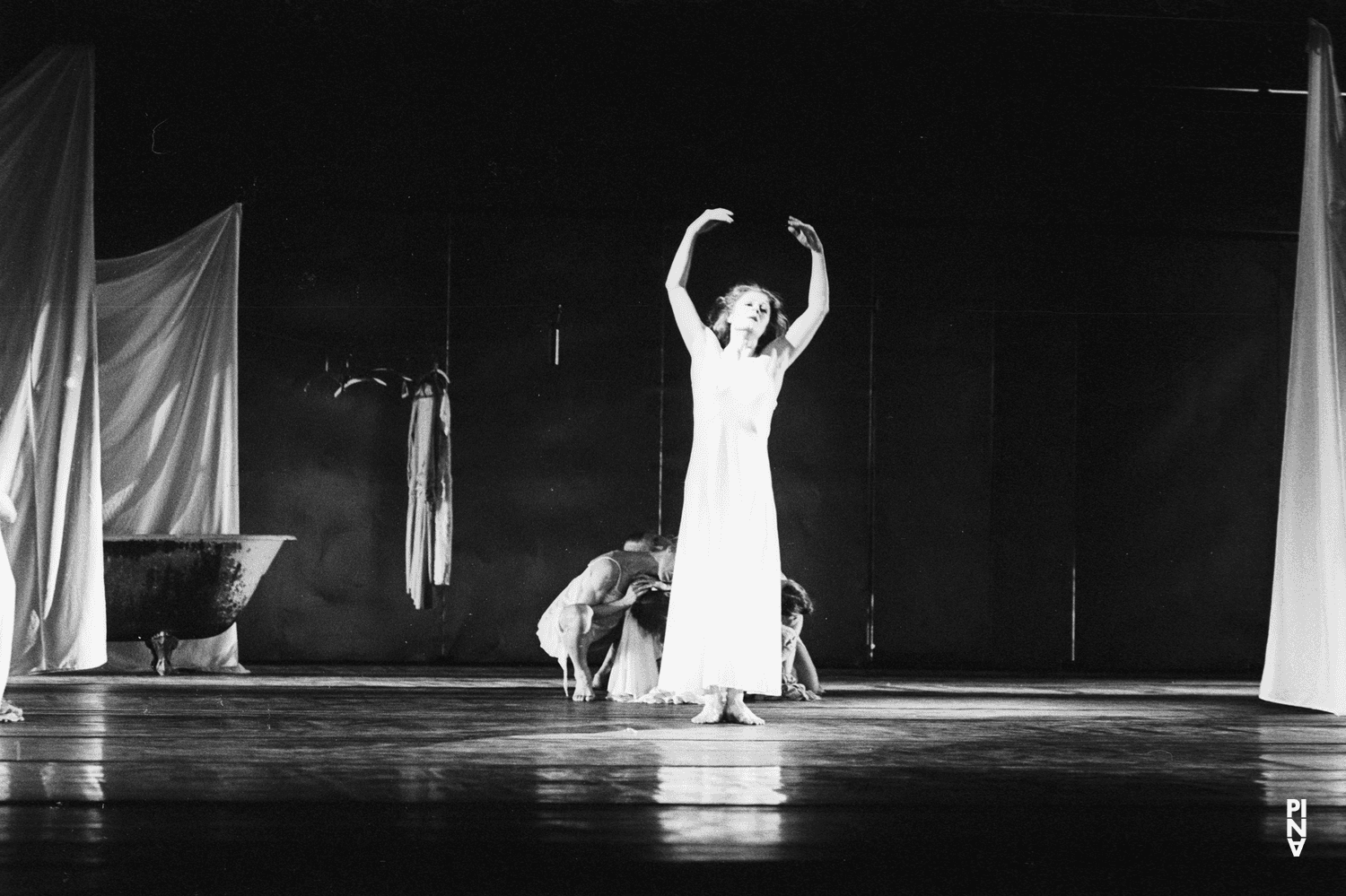 Malou Airaudo dans « Iphigenie auf Tauris » de Pina Bausch avec Tanztheater Wuppertal à l'Opernhaus Wuppertal (Allemagne), 20 avril 1974