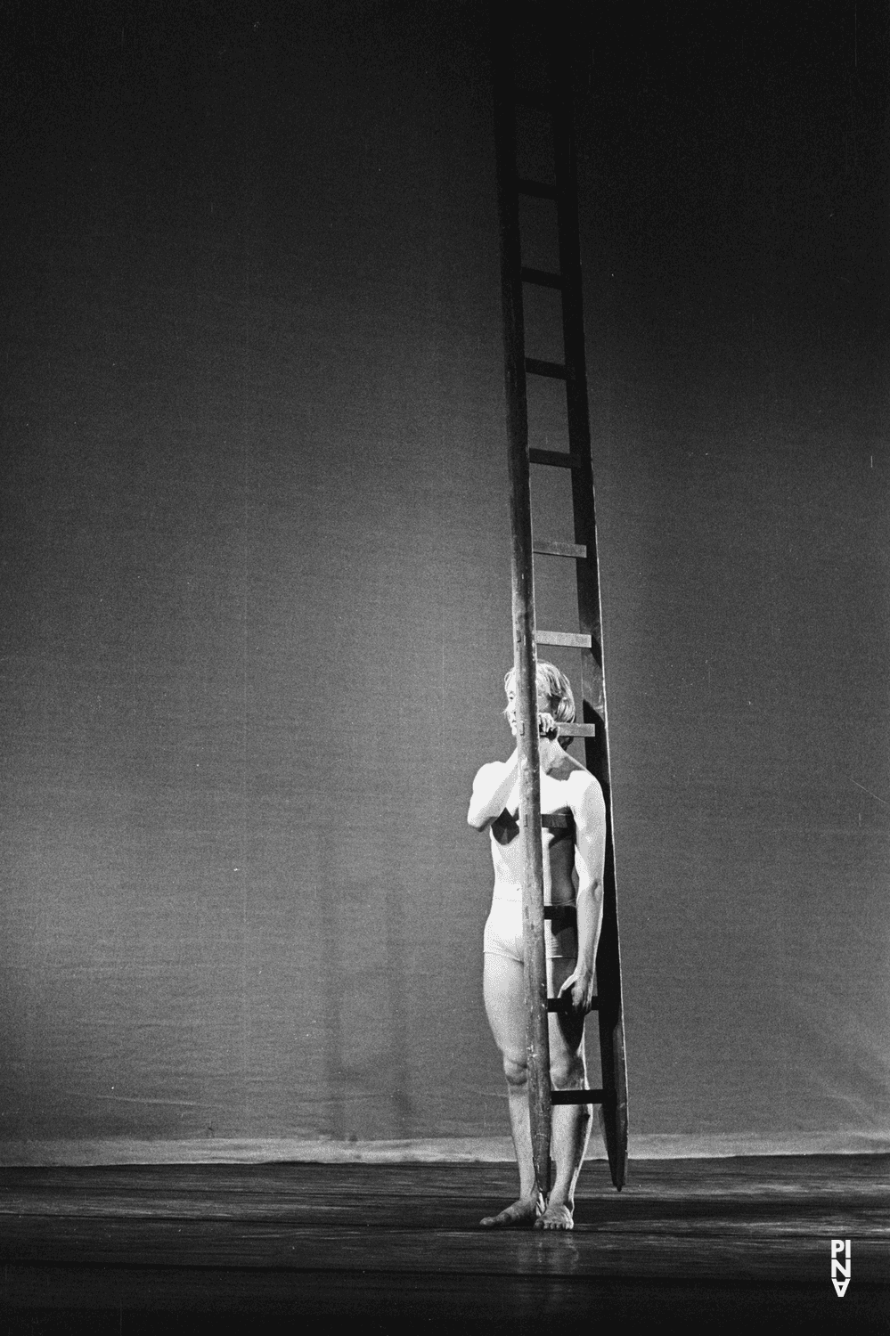 Dominique Mercy in „Iphigenie auf Tauris“ von Pina Bausch mit Tanztheater Wuppertal im Opernhaus Wuppertal (Deutschland), 20. April 1974