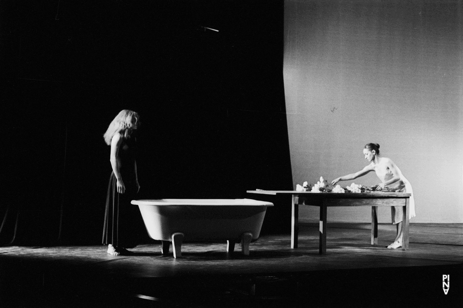 Malou Airaudo et Vivienne Newport dans « Iphigenie auf Tauris » de Pina Bausch avec Tanztheater Wuppertal à l'Opernhaus Wuppertal (Allemagne), 20 avril 1974