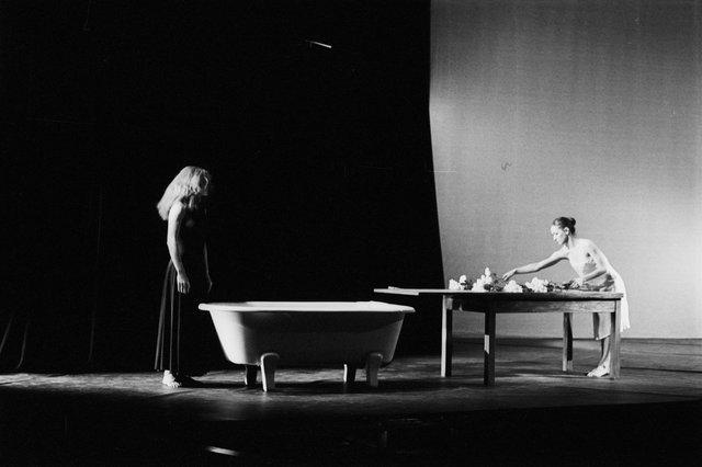 Malou Airaudo et Vivienne Newport dans « Iphigenie auf Tauris » de Pina Bausch avec Tanztheater Wuppertal à l'Opernhaus Wuppertal (Allemagne), 20 avril 1974