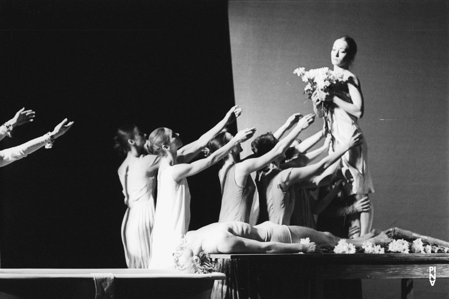 Dominique Mercy et Vivienne Newport dans « Iphigenie auf Tauris » de Pina Bausch avec Tanztheater Wuppertal à l'Opernhaus Wuppertal (Allemagne), 20 avril 1974