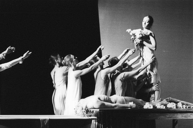 Dominique Mercy et Vivienne Newport dans « Iphigenie auf Tauris » de Pina Bausch avec Tanztheater Wuppertal à l'Opernhaus Wuppertal (Allemagne), 20 avril 1974