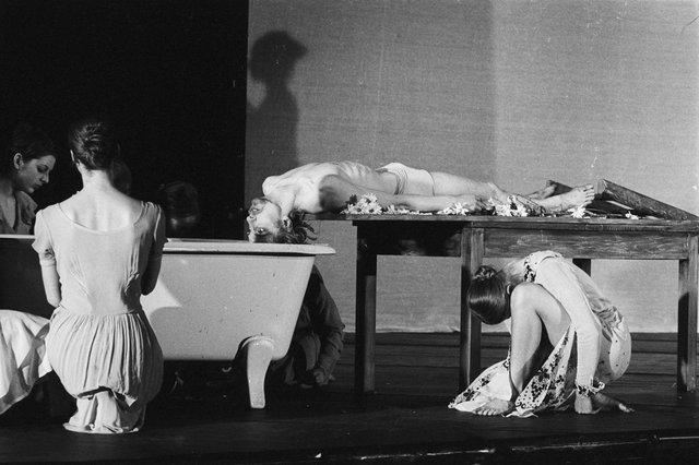 Dominique Mercy et Colleen Finneran-Meessmann dans « Iphigenie auf Tauris » de Pina Bausch avec Tanztheater Wuppertal à l'Opernhaus Wuppertal (Allemagne), 20 avril 1974