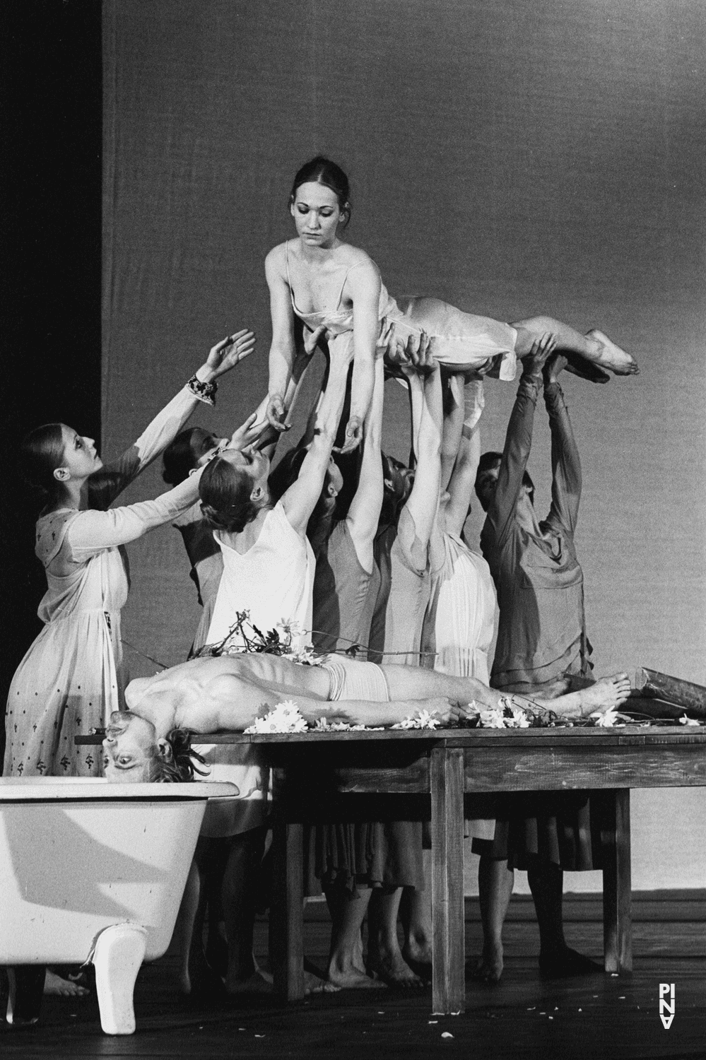 Ed Kortlandt, Hiltrud Blanck et Vivienne Newport dans « Iphigenie auf Tauris » de Pina Bausch avec Tanztheater Wuppertal à l'Opernhaus Wuppertal (Allemagne), 20 avril 1974