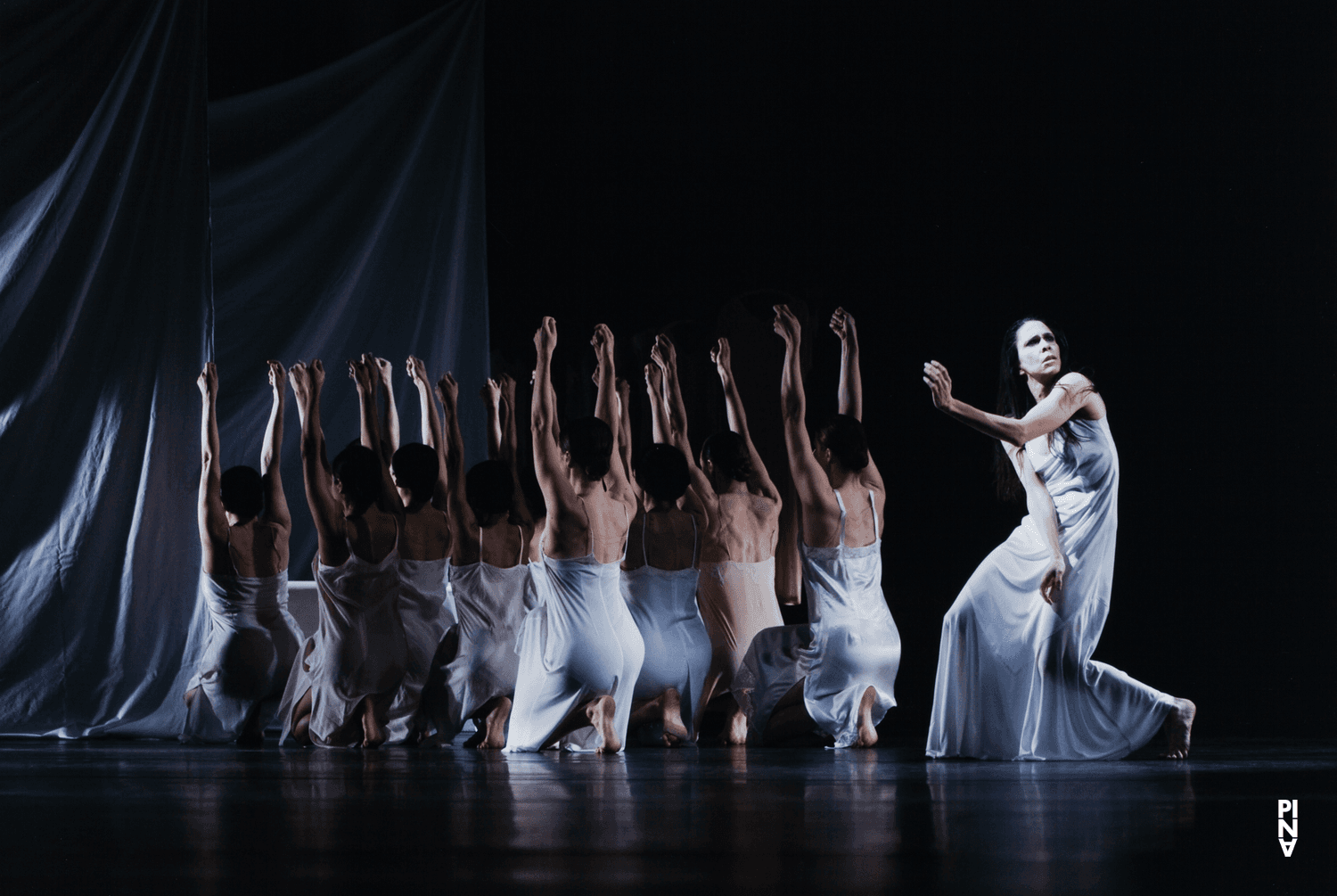 Anna Wehsarg et Ruth Amarante dans « Iphigenie auf Tauris » de Pina Bausch