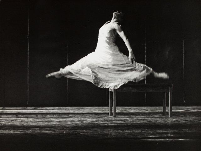 Malou Airaudo in „Iphigenie auf Tauris“ von Pina Bausch im Opernhaus Wuppertal, Spielzeit 1973/74