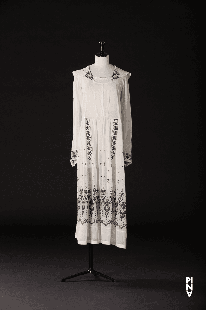 Robe, porté dans « Iphigenie auf Tauris » de Pina Bausch