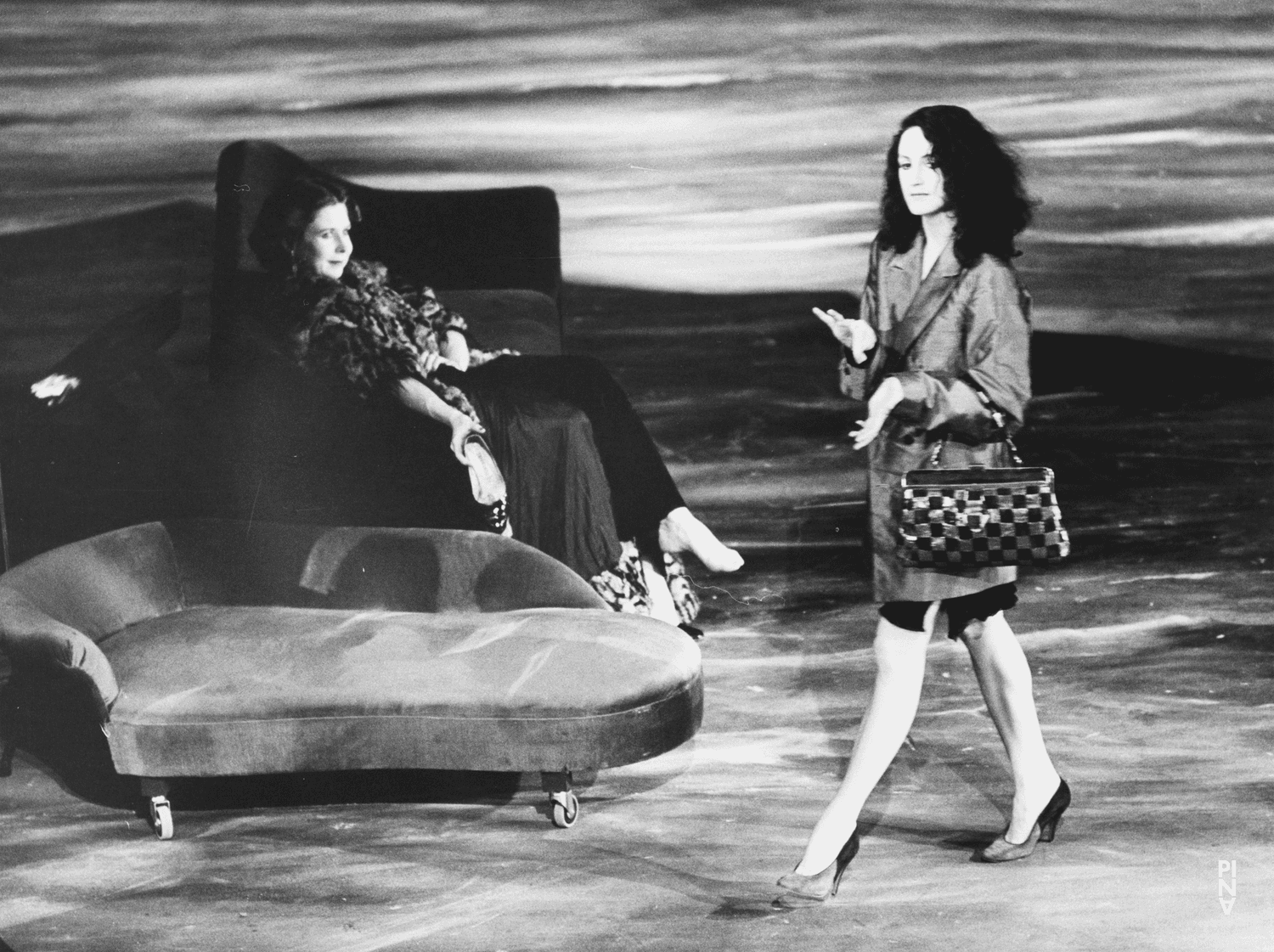 Meryl Tankard und Josephine Ann Endicott in „Keuschheitslegende“ von Pina Bausch