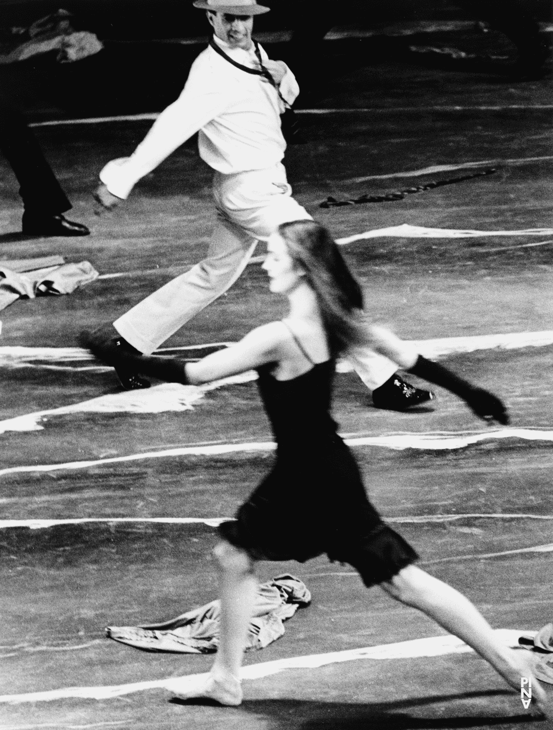 Julie Anne Stanzak und Rolando Brenes Calvo in „Keuschheitslegende“ von Pina Bausch