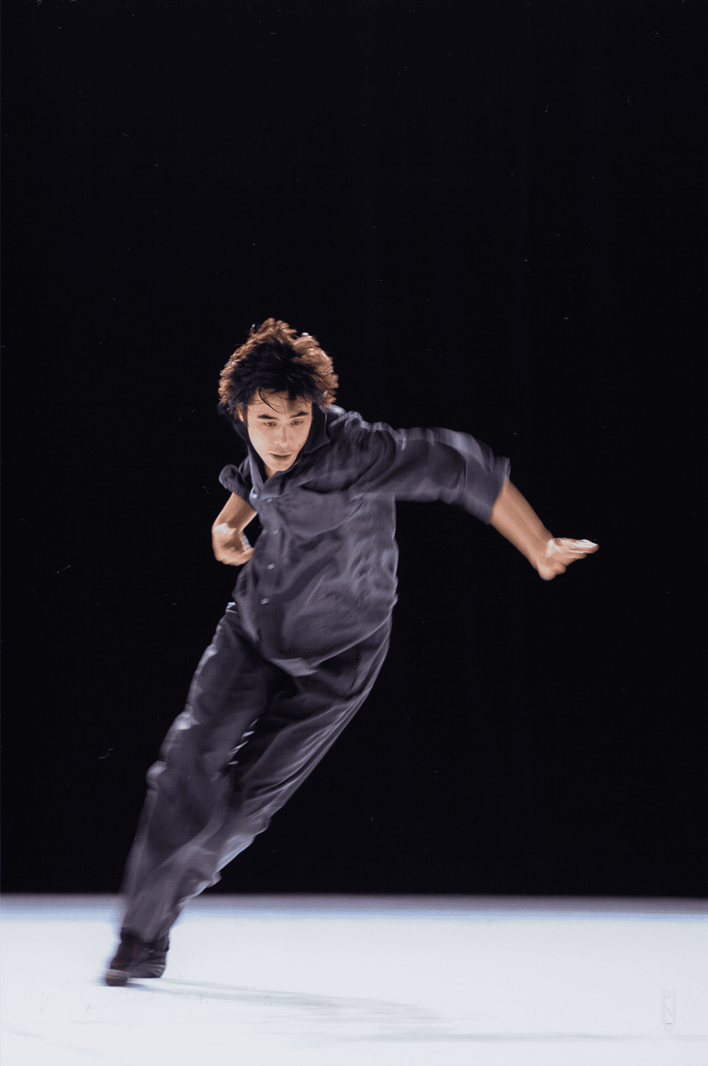 Kenji Takagi in „Für die Kinder von gestern, heute und morgen“ von Pina Bausch