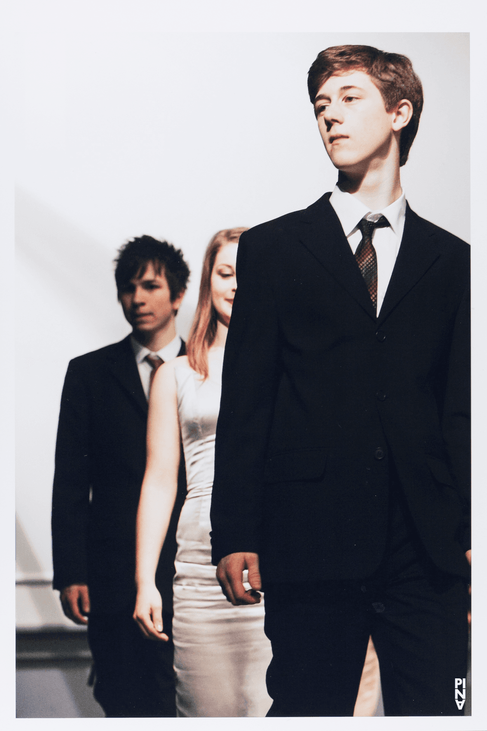 Luca Greco, Marvin George et Jaqueline Palilla dans « Kontakthof. Avec des jeunes de plus de 14 ans » de Pina Bausch