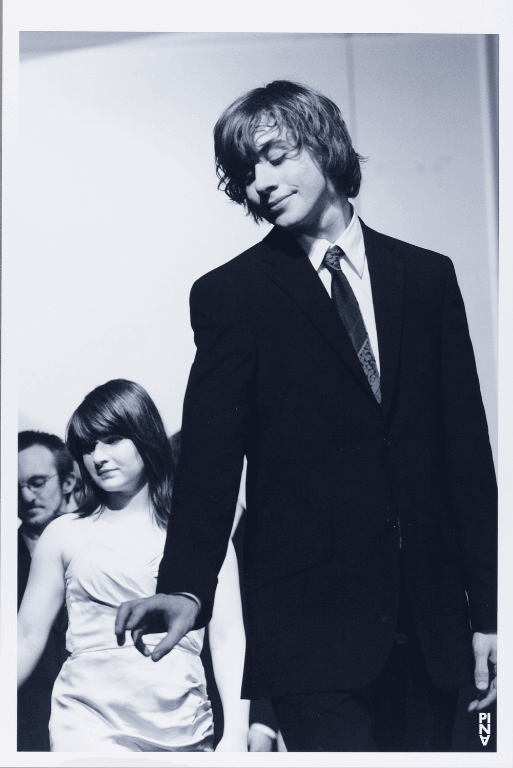 Jan Möllmer, Lisa Hymmen und Florian Wisnewski in „Kontakthof. Mit Teenagern ab „14““ von Pina Bausch