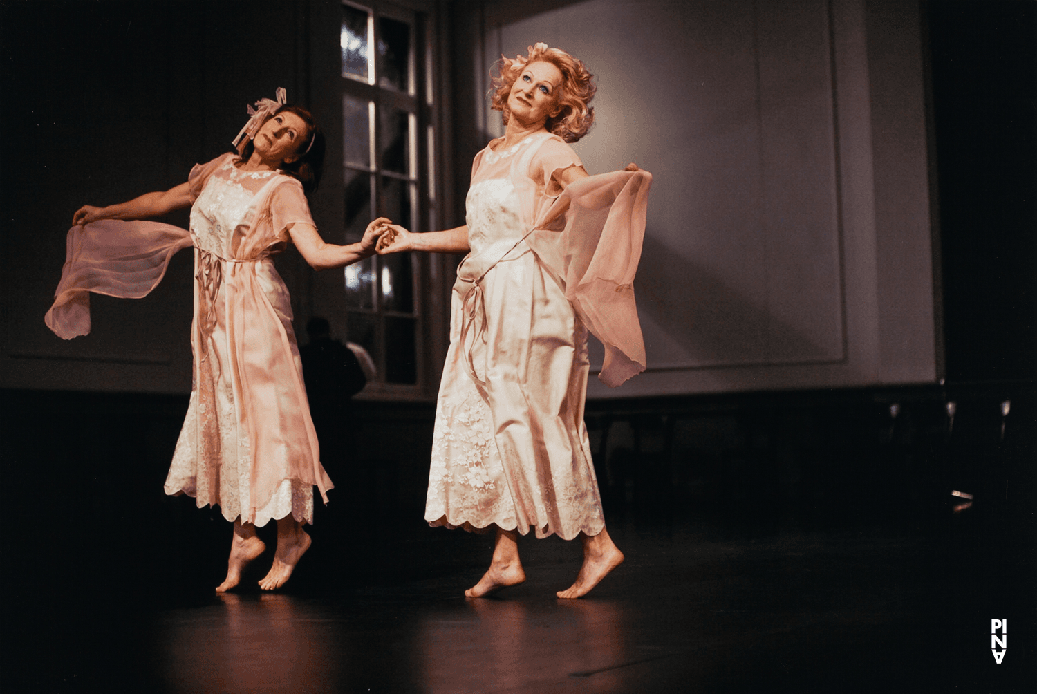 Jutta Geike et Krista Lange dans « Kontakthof. Avec des dames et messieurs de plus de 65 ans » de Pina Bausch