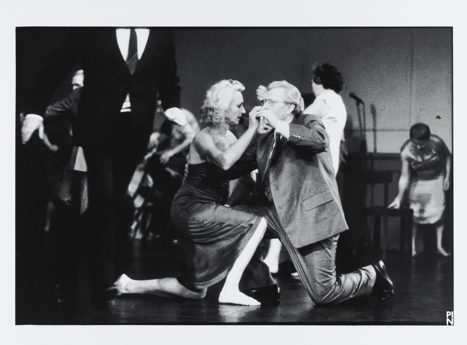 Alfred Siekmann et Jutta Geike dans « Kontakthof. Avec des dames et messieurs de plus de 65 ans » de Pina Bausch