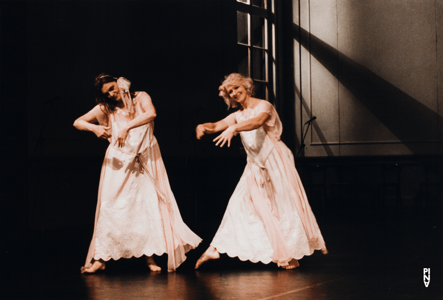 Jutta Geike und Edith Rudorff in „Kontakthof. Mit Damen und Herren ab „65““ von Pina Bausch