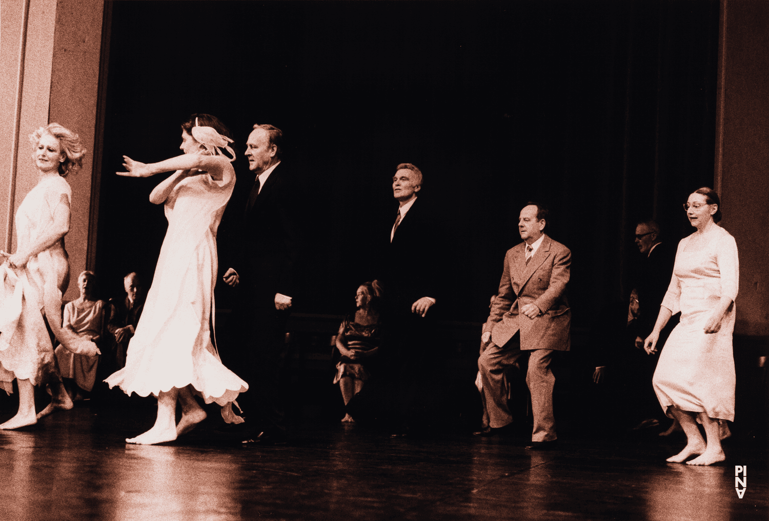 Photo de « Kontakthof. Avec des dames et messieurs de plus de 65 ans » de Pina Bausch