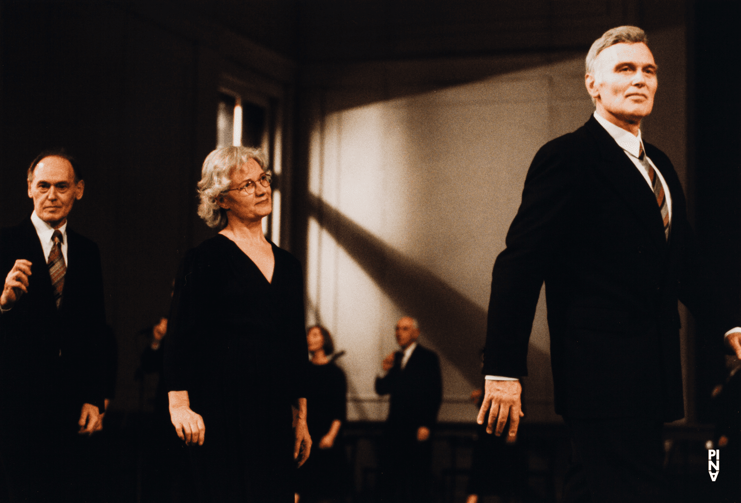 Rosemarie Asbeck, Peter Kemp et Heinz Meyer dans « Kontakthof. Avec des dames et messieurs de plus de 65 ans » de Pina Bausch