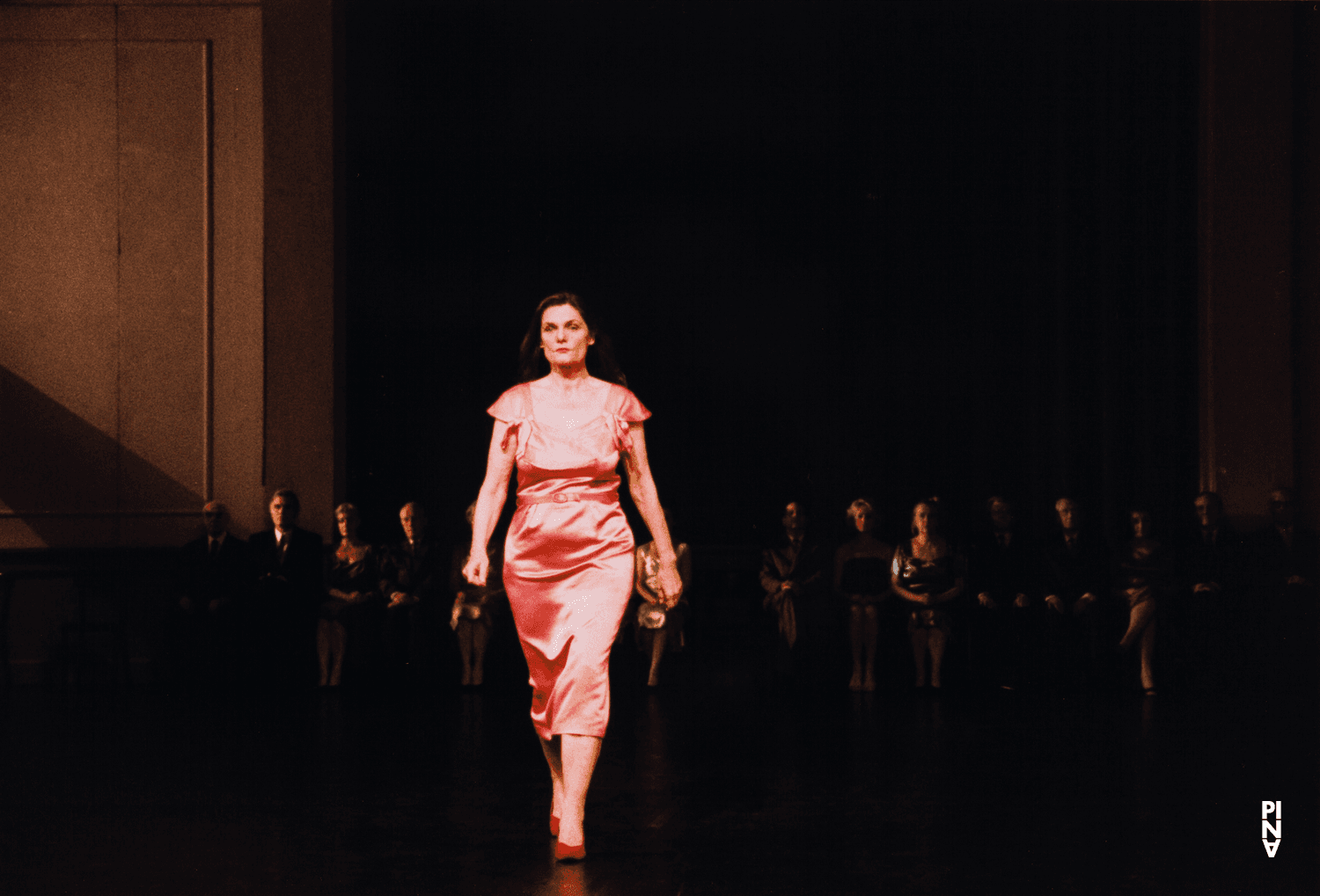 Edith Rudorff dans « Kontakthof. Avec des dames et messieurs de plus de 65 ans » de Pina Bausch