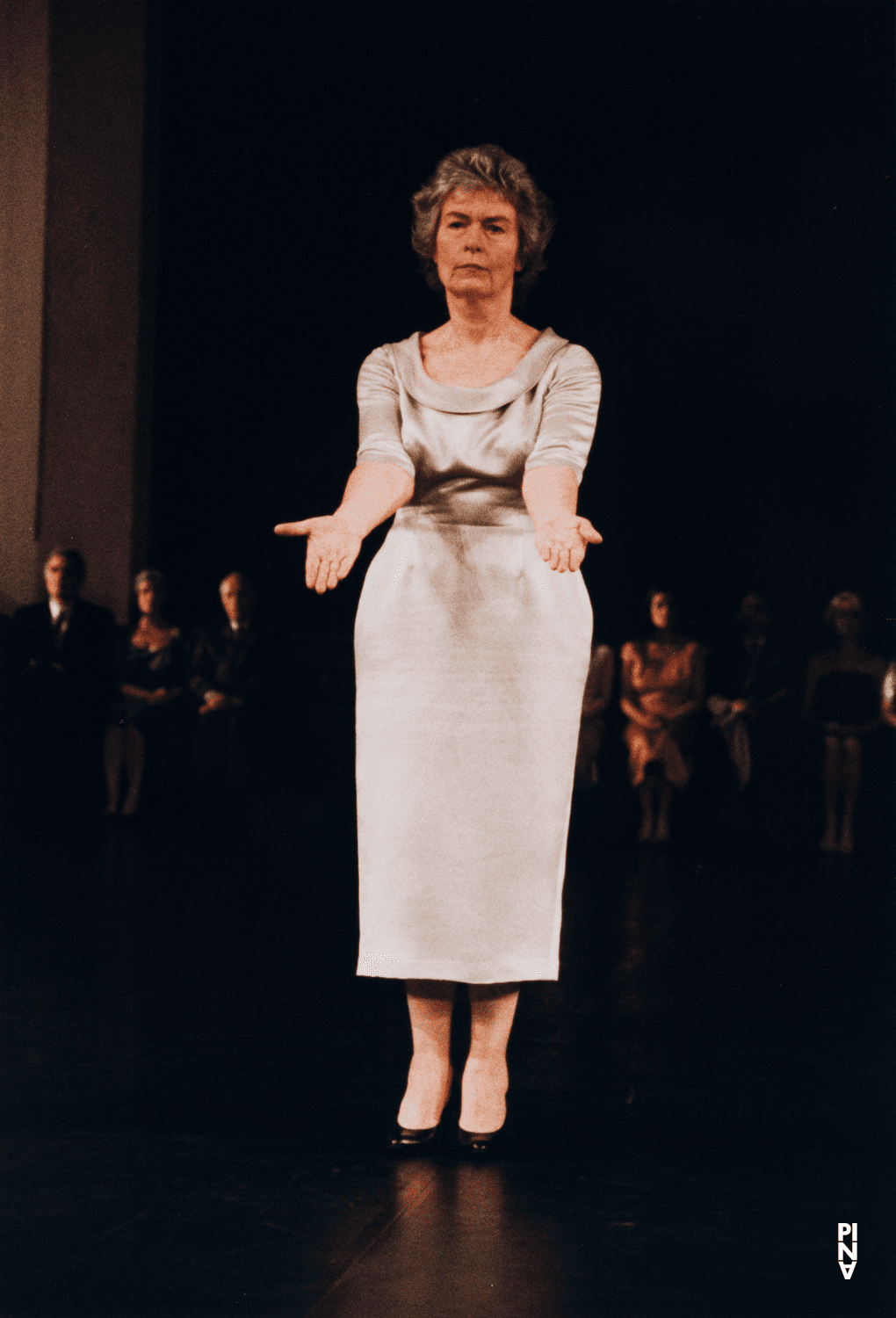 Ursula Siekmann dans « Kontakthof. Avec des dames et messieurs de plus de 65 ans » de Pina Bausch