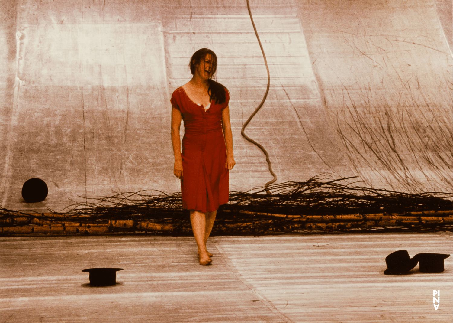 Josephine Ann Endicott in „Komm tanz mit mir“ von Pina Bausch