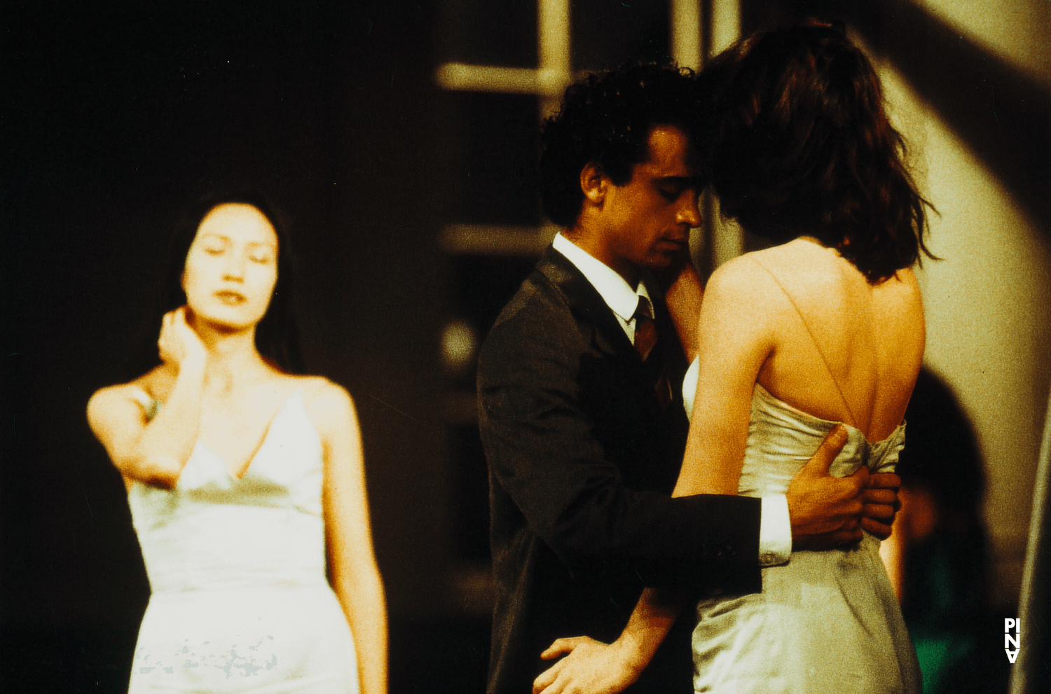 Jorge Puerta Armenta et Nayoung Kim dans « Kontakthof » de Pina Bausch avec Tanztheater Wuppertal au Schauspielhaus Wuppertal (Allemagne), 21 février 2000