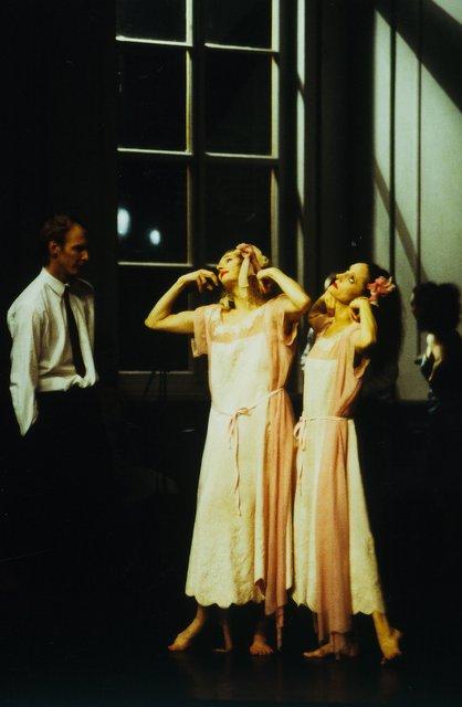 Andrey Berezin, Nazareth Panadero und Julie Shanahan in „Kontakthof“ von Pina Bausch mit Tanztheater Wuppertal im Schauspielhaus Wuppertal (Deutschland), 21. Februar 2000