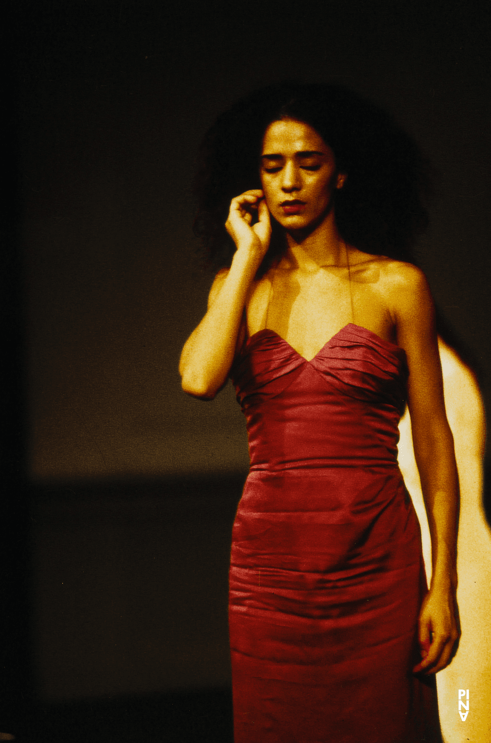 Raphaëlle Delaunay dans « Kontakthof » de Pina Bausch avec Tanztheater Wuppertal au Schauspielhaus Wuppertal (Allemagne), 21 février 2000