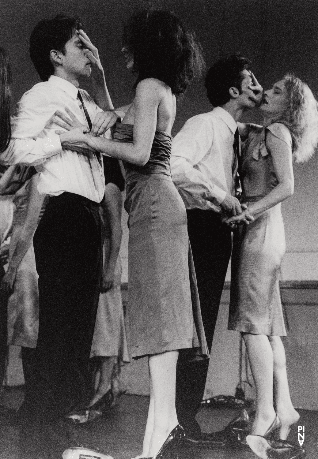 Eddie Martinez, Raphaëlle Delaunay und Julie Shanahan in „Kontakthof“ von Pina Bausch mit Tanztheater Wuppertal im Schauspielhaus Wuppertal (Deutschland), 21. Februar 2000