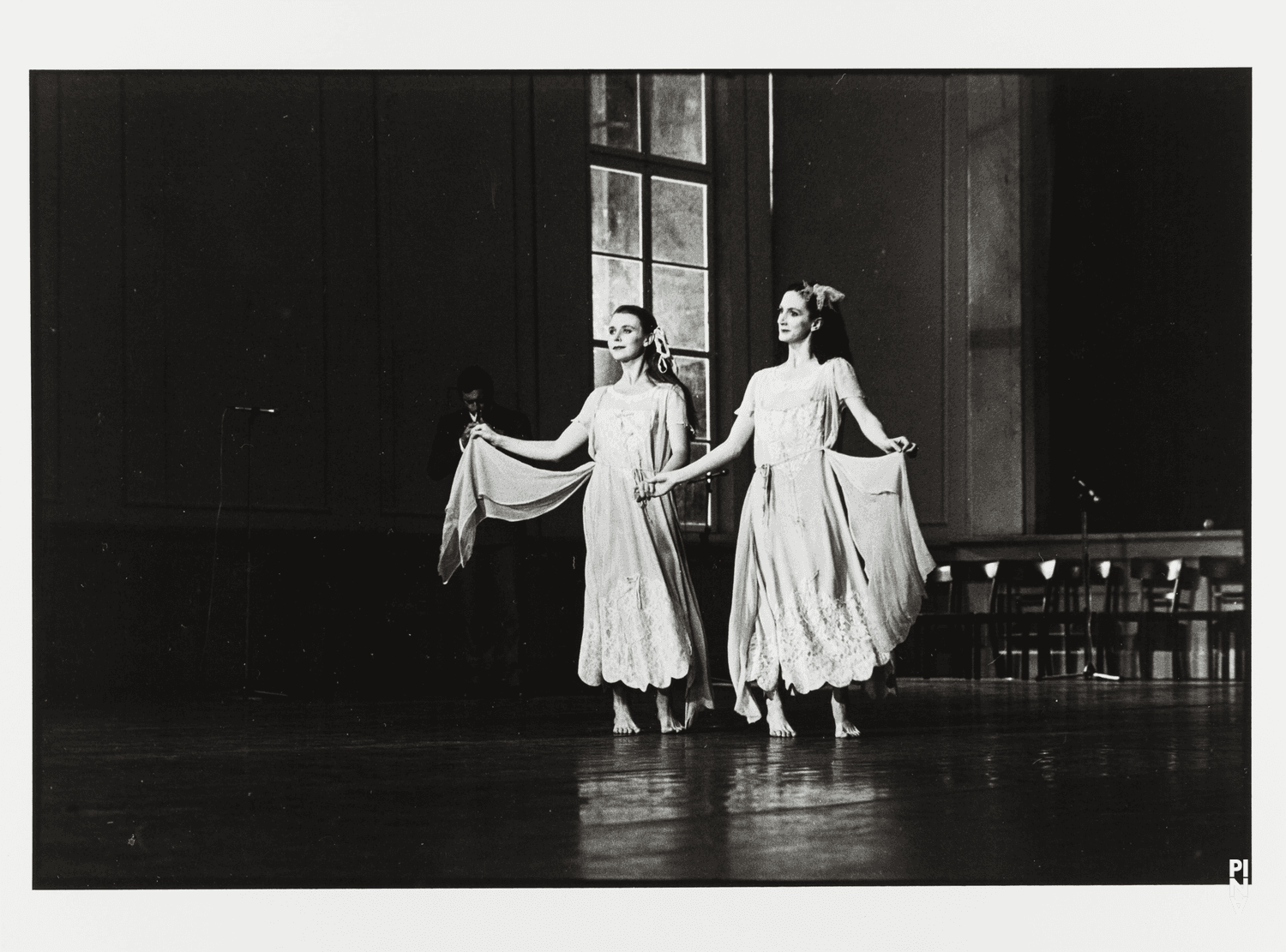 Meryl Tankard und Josephine Ann Endicott in „Kontakthof“ von Pina Bausch
