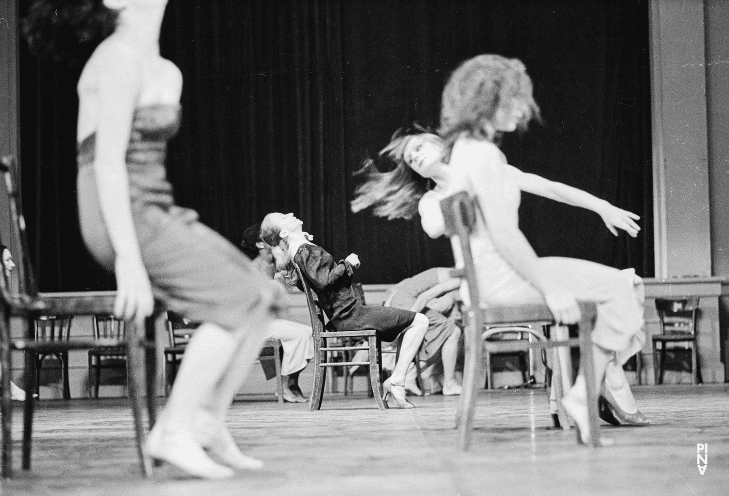 Beatrice Libonati, Silvia Kesselheim et Monika Sagon dans « Kontakthof » de Pina Bausch à l'Opernhaus Wuppertal