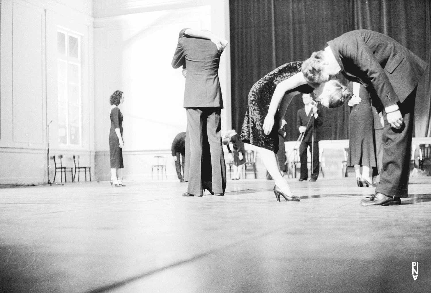 Vivienne Newport, Heinz Samm et Meryl Tankard dans « Kontakthof » de Pina Bausch à l'Opernhaus Wuppertal