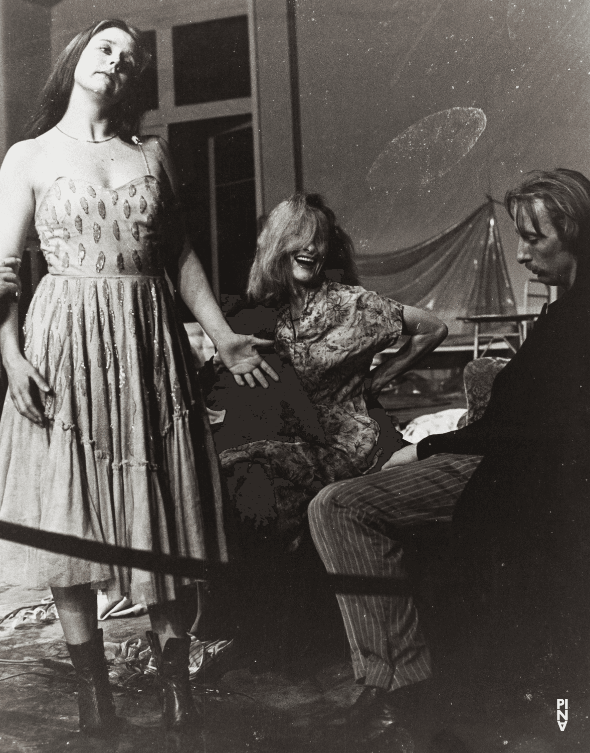 Josephine Ann Endicott, Dominique Mercy und Soňa Červená in „Er nimmt sie an der Hand und führt sie in das Schloß, die anderen folgen“ von Pina Bausch