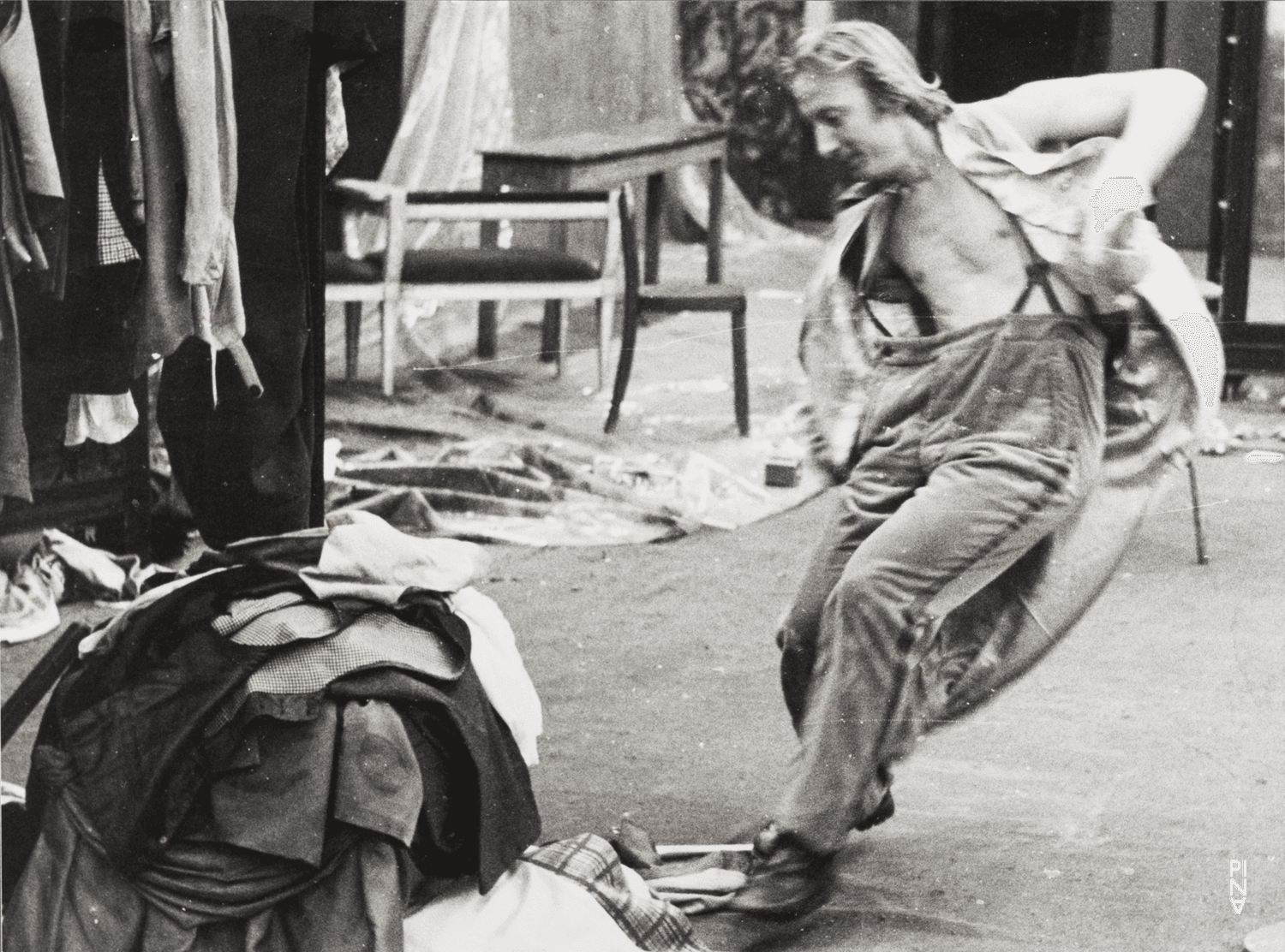 Dominique Mercy in „Er nimmt sie an der Hand und führt sie in das Schloß, die anderen folgen“ von Pina Bausch