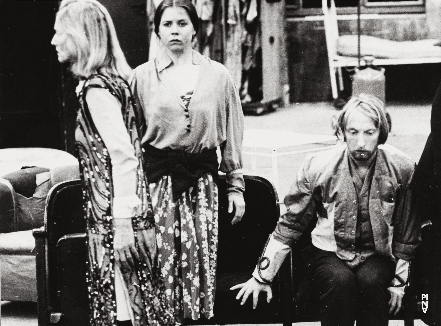 Dominique Mercy, Josephine Ann Endicott und Soňa Červená in „Er nimmt sie an der Hand und führt sie in das Schloß, die anderen folgen“ von Pina Bausch