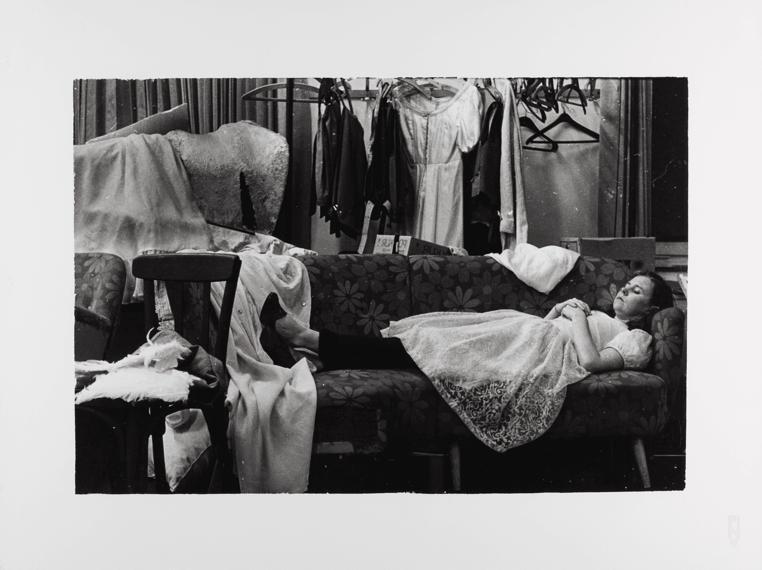 Josephine Ann Endicott in „Er nimmt sie an der Hand und führt sie in das Schloß, die anderen folgen“ von Pina Bausch