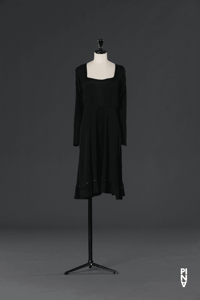 Kurzes Kleid, getragen von Quincella Swyningan in „Tanzabend II“ von Pina Bausch