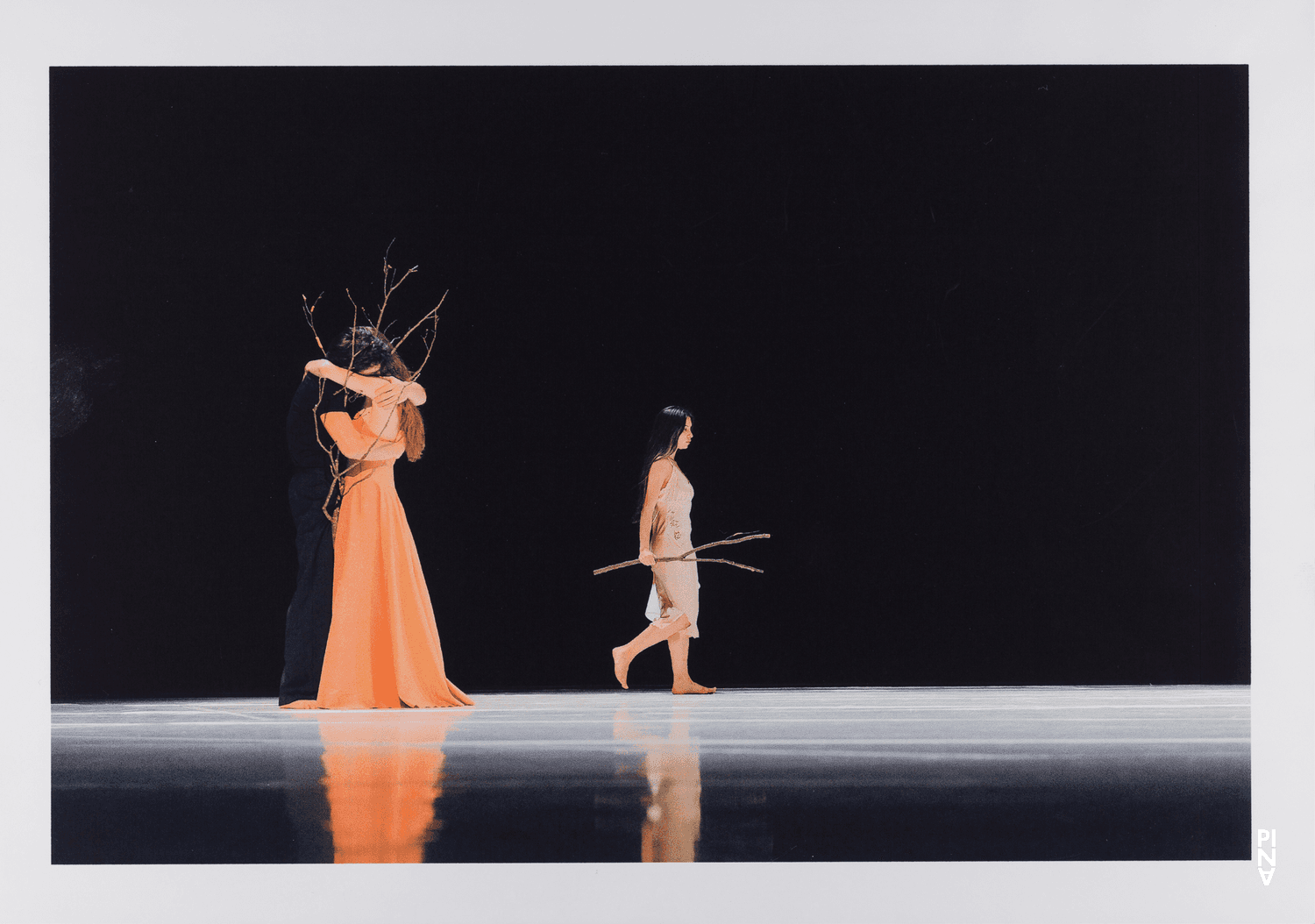 Damiano Ottavio Bigi, Silvia Farias Heredia und Thusnelda Mercy in „"... como el musguito en la piedra, ay si, si, si ..." (Wie das Moos auf dem Stein)“ von Pina Bausch