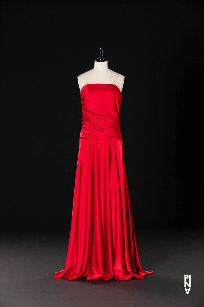 Langes Kleid, getragen von Clémentine Deluy in „"... como el musguito en la piedra, ay si, si, si ..." (Wie das Moos auf dem Stein)“ von Pina Bausch