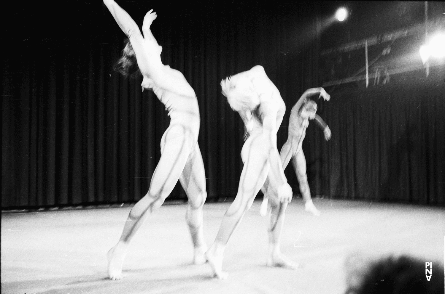 Fridel Deharde, Marlis Alt und Ulrike Baehr in „Nachnull“ von Pina Bausch