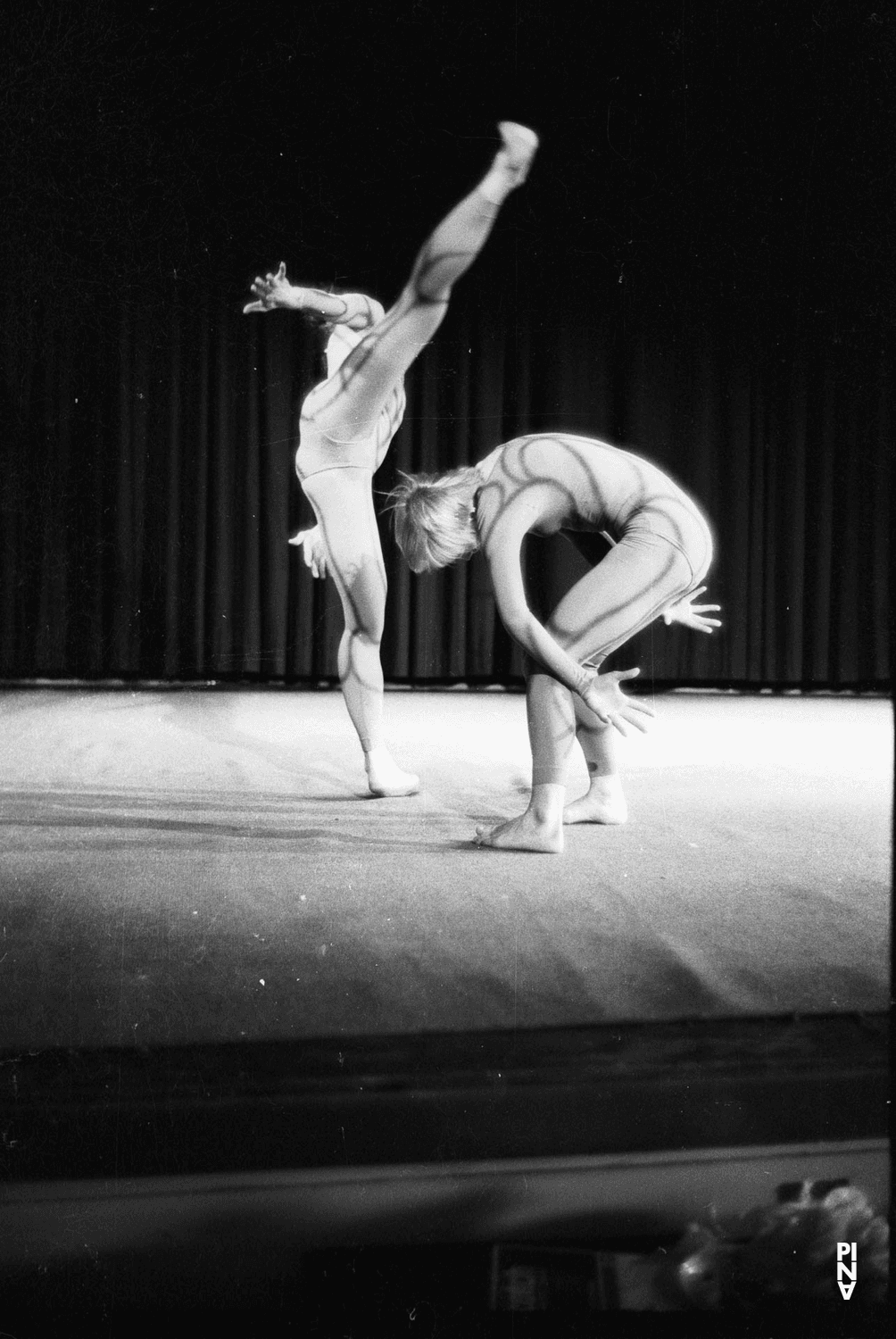 Marlis Alt und Fridel Deharde in „Nachnull“ von Pina Bausch