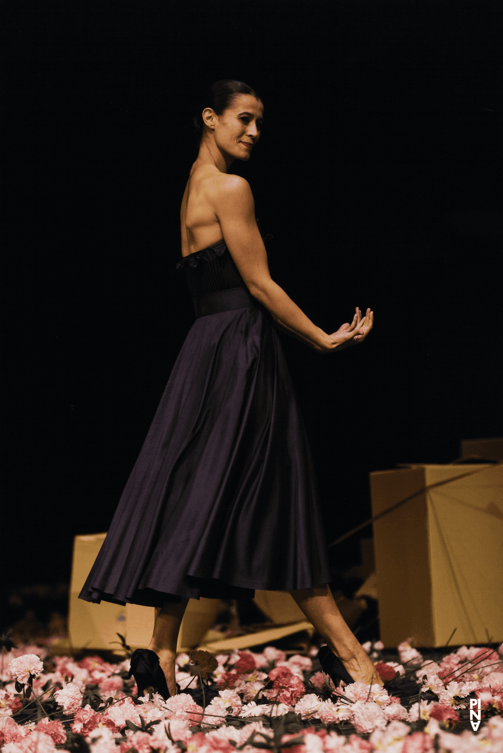 Clémentine Deluy dans « Nelken (Les œillets) » de Pina Bausch