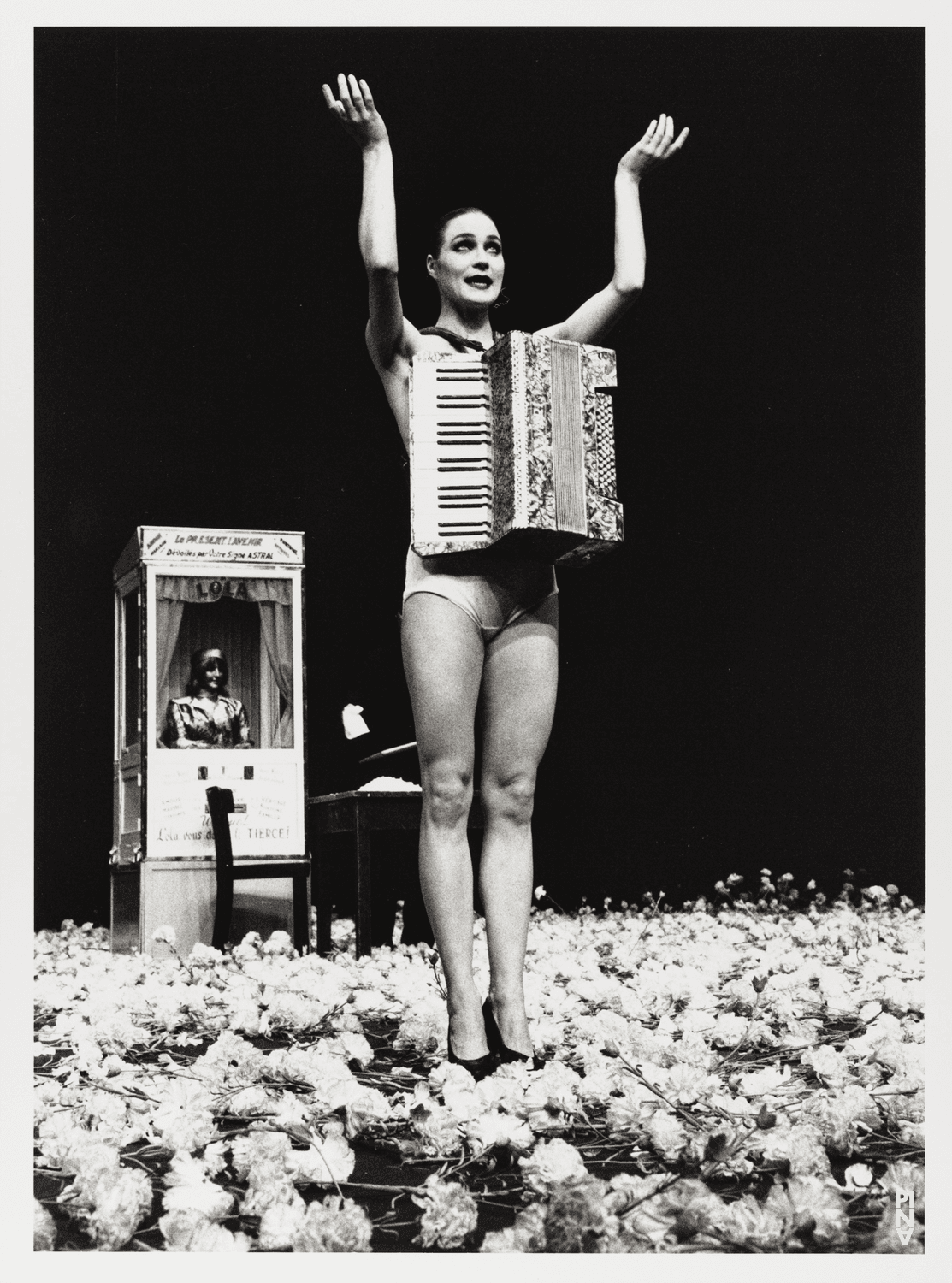 Julie Anne Stanzak dans « Nelken (Les œillets) » de Pina Bausch avec Tanztheater Wuppertal au  Théâtre de la Ville Paris (France), 21 juin 1989