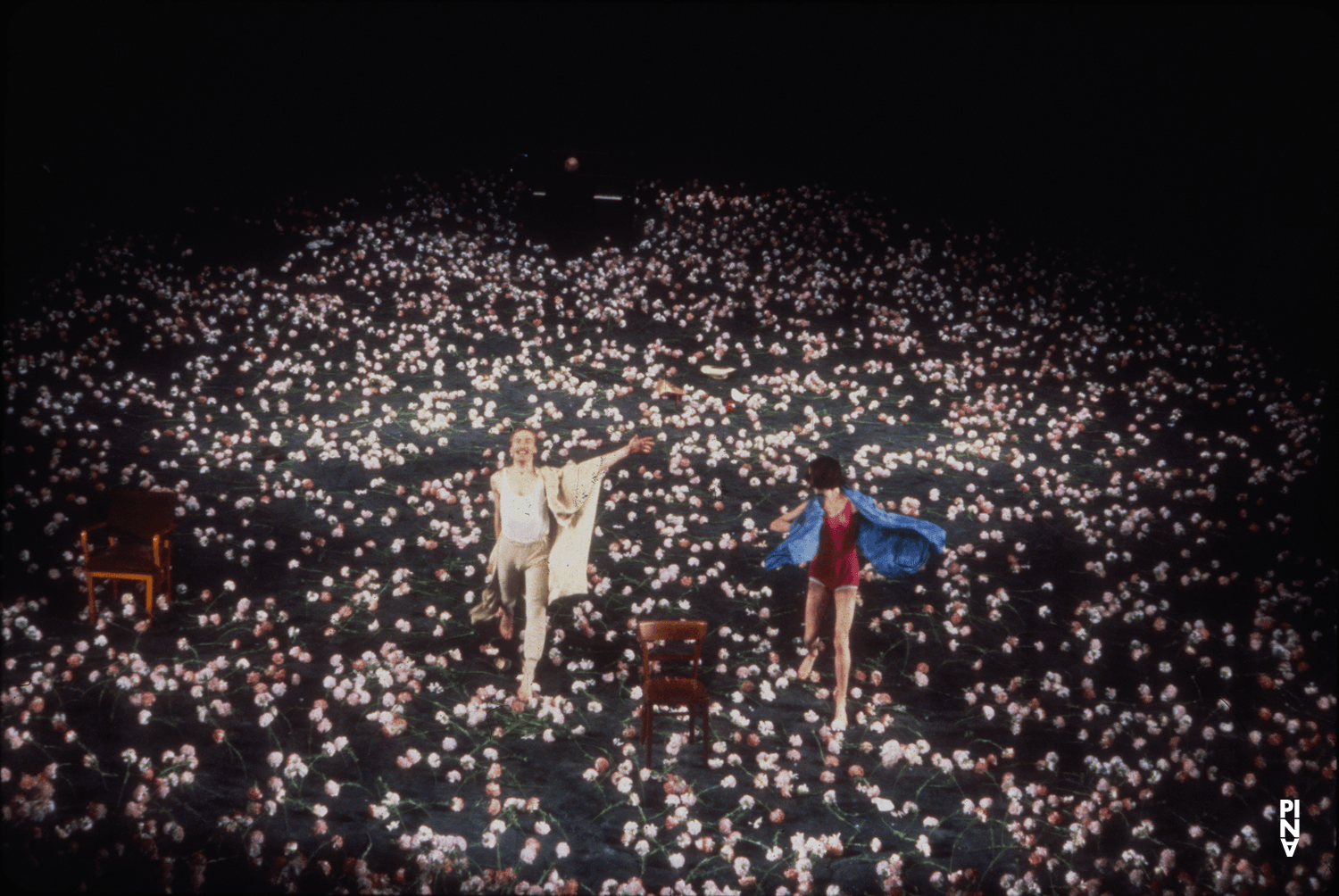 Dominique Mercy und Anne Martin in „Nelken“ von Pina Bausch