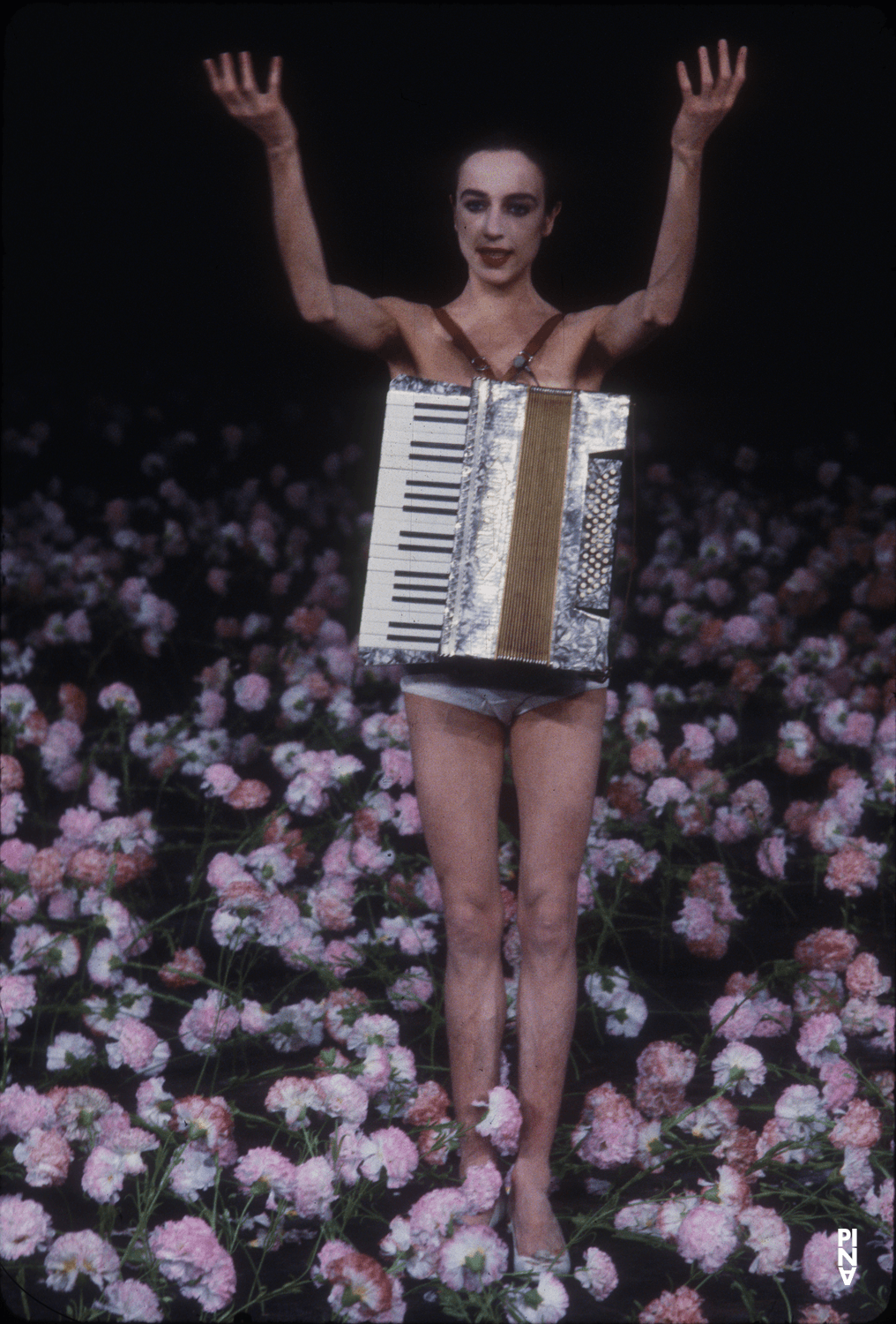 Anne Martin dans « Nelken (Les œillets) » de Pina Bausch