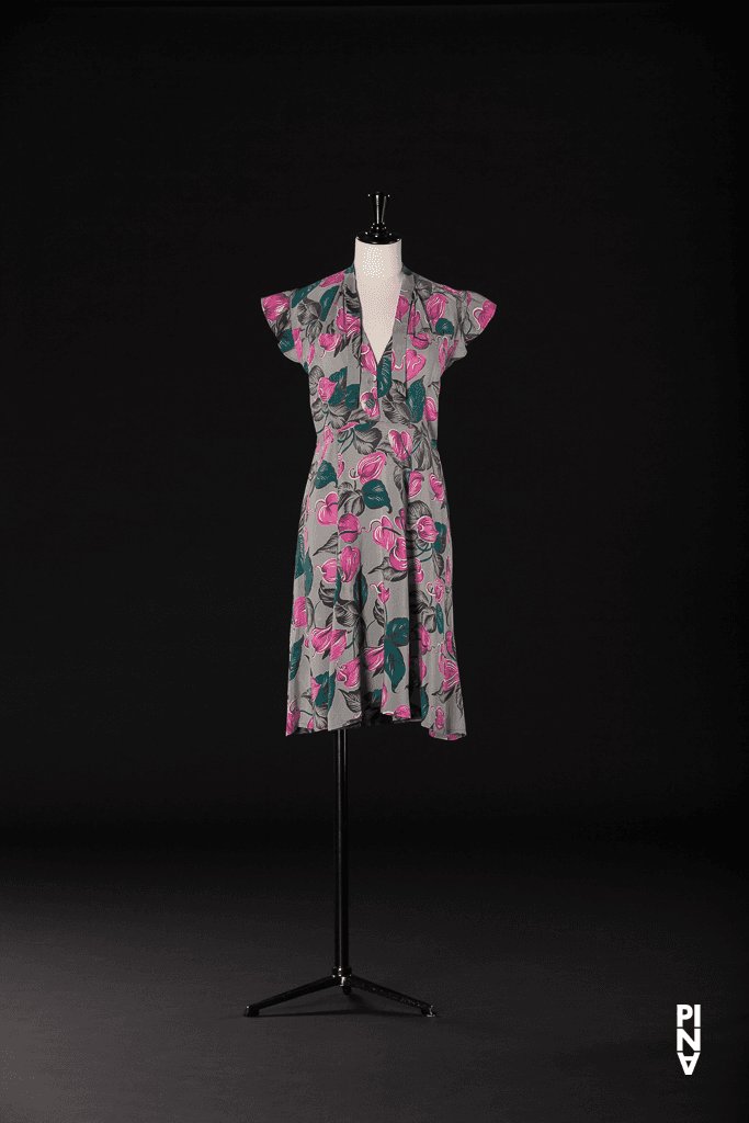 Kurzes Kleid, getragen von Kyomi Ichida in „Palermo Palermo“ von Pina Bausch