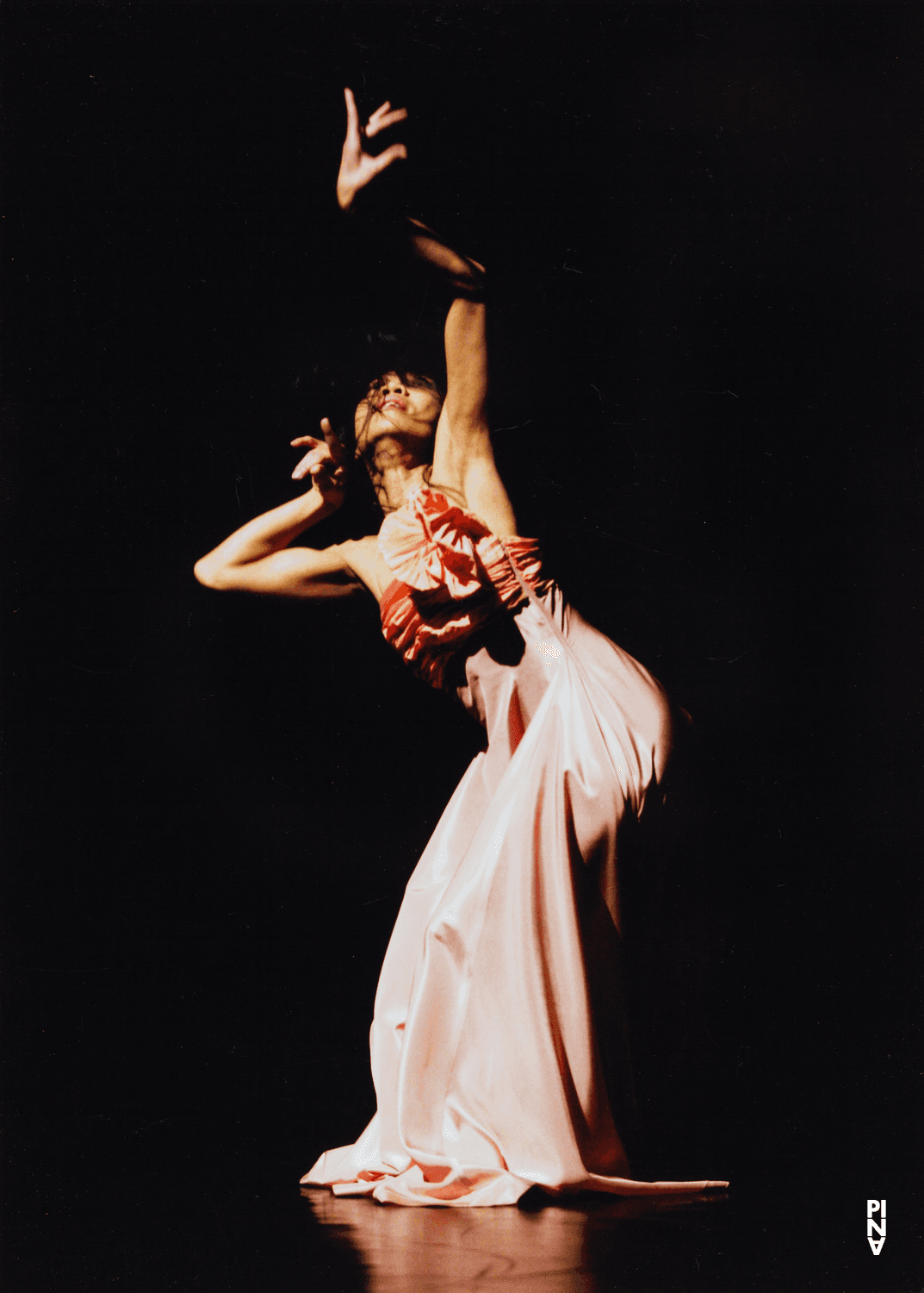 Ditta Miranda Jasjfi in „Rough Cut“ von Pina Bausch