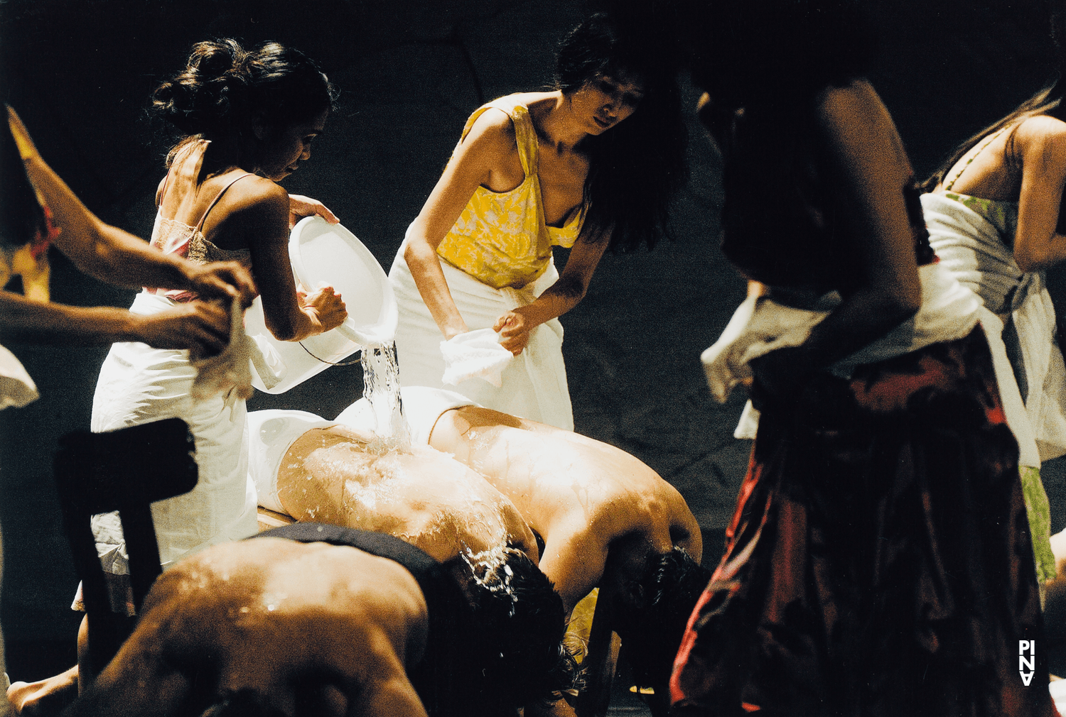 Nayoung Kim und Ditta Miranda Jasjfi in „Rough Cut“ von Pina Bausch